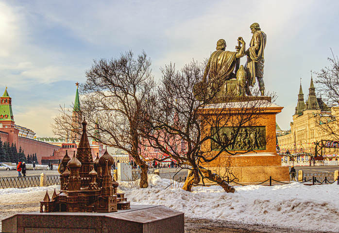 Памятник вернулся...