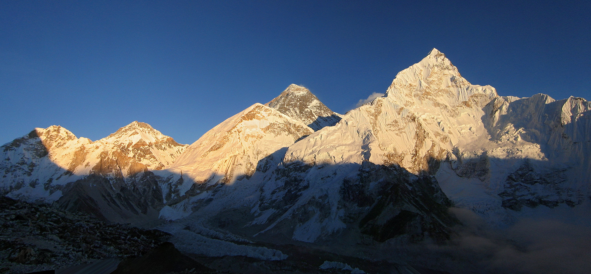 Эверест и окрестные горы в закатном свете
