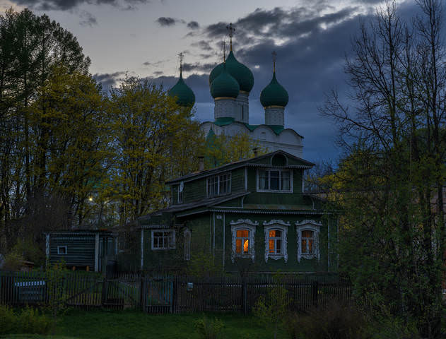 Окошек тёплый свет
