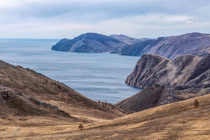 Горы и скалы Байкала, в пасмурный день.
