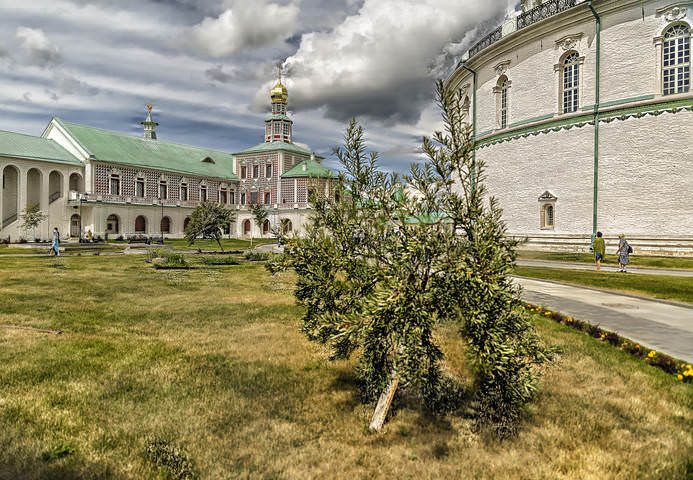 монастырский двор