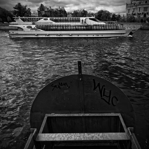 По реке