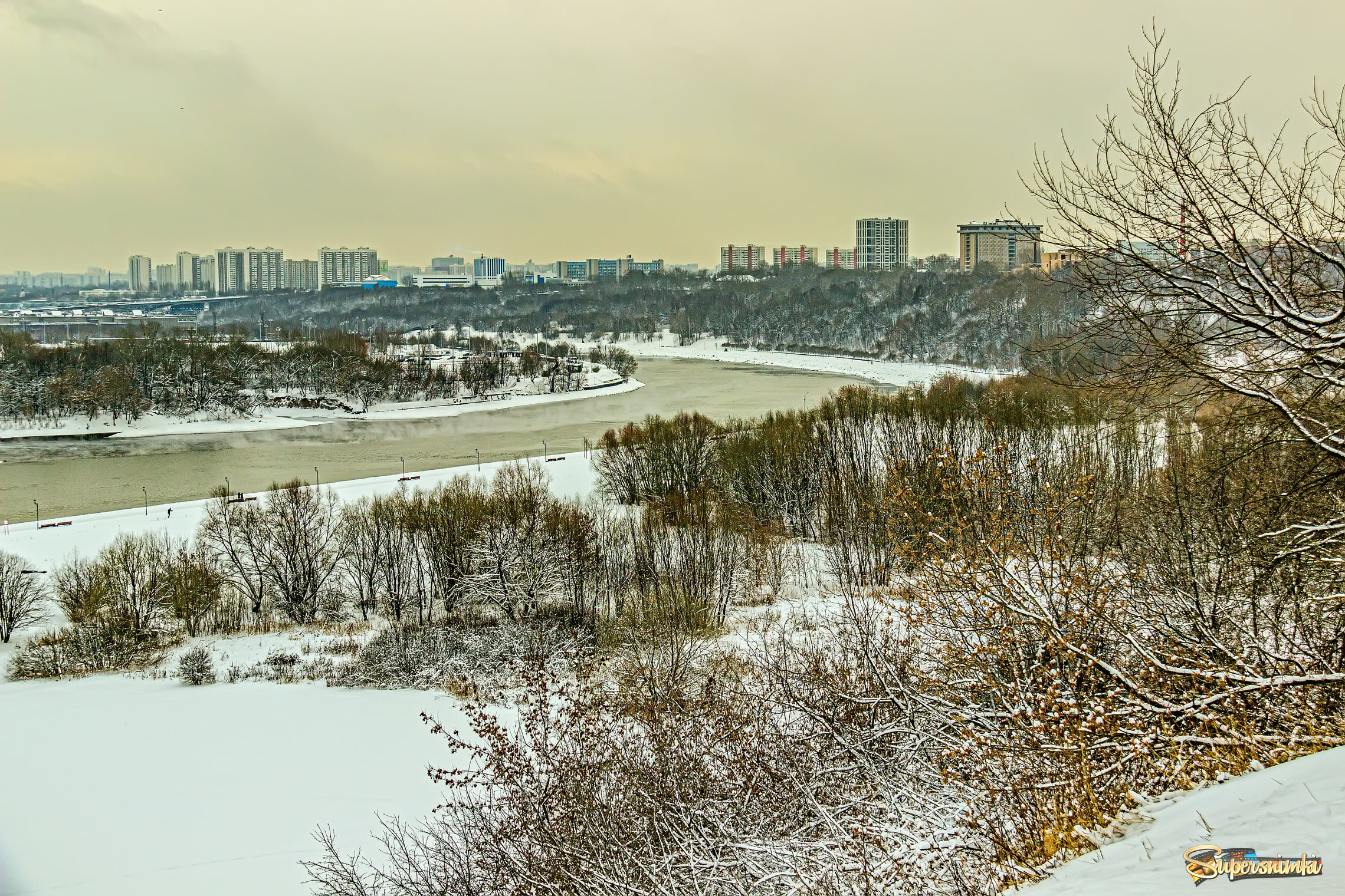 Панорама с высокого берега Москвы реки.