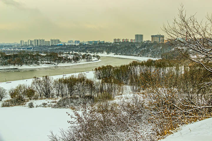 Панорама с высокого берега Москвы реки.