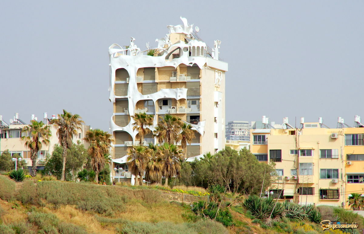 “Сумасшедший Дом” (он же “The Crazy House”) в Тель-Авиве.