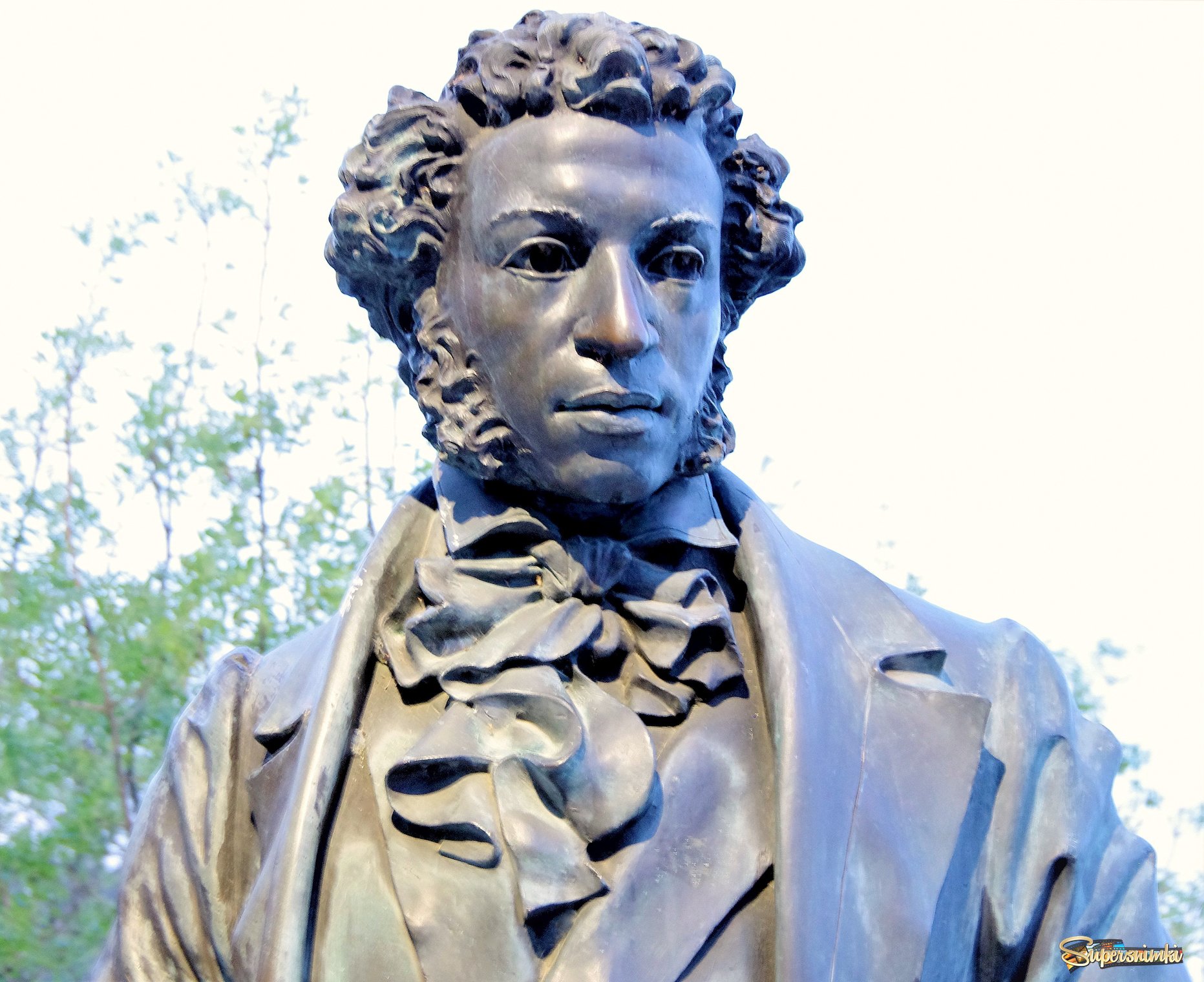 Фрагмент памятника А.С.Пушкину в парке санатория Айвазовское.