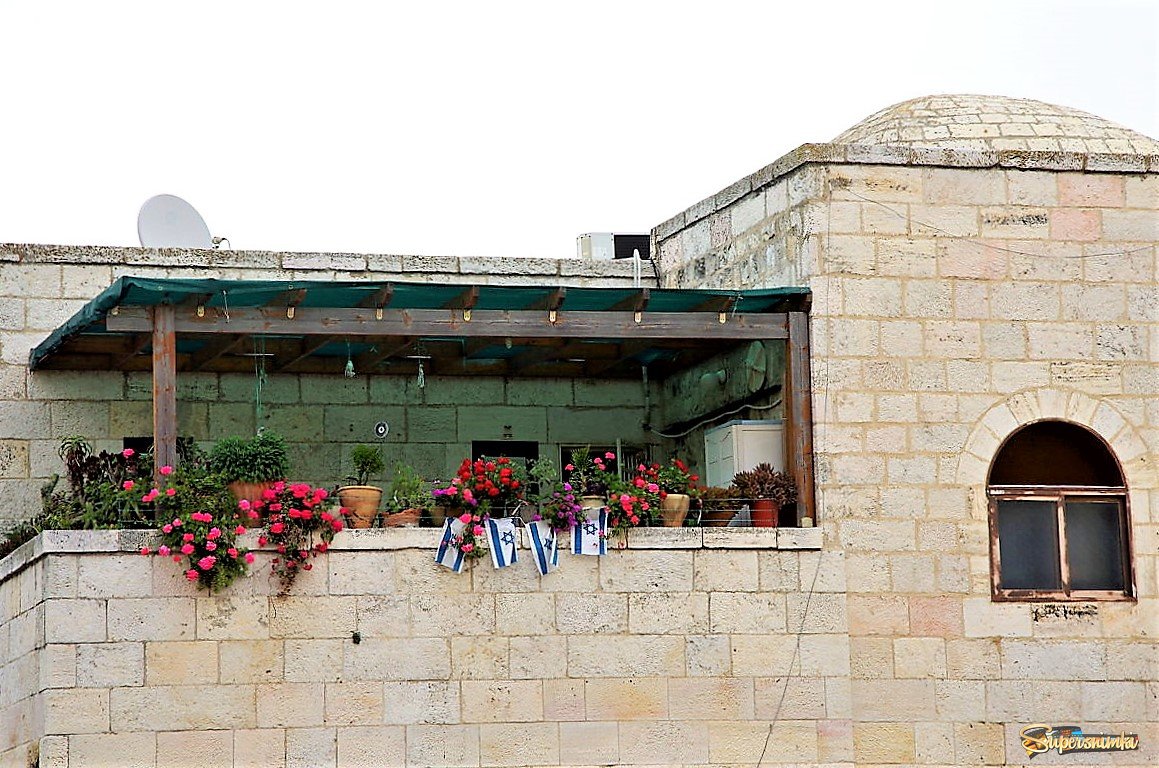 Обычный дом из иерусалимского камня.