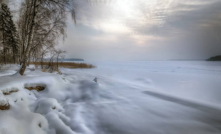 Заснеженный берег