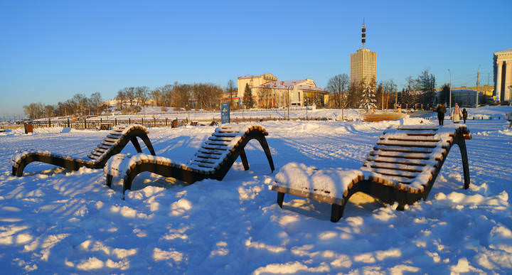 Шезлонги для загорания на Красной пристани.Архангельск.06.01.2023.