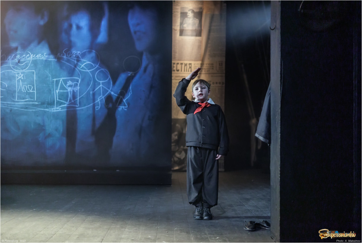 Юный актёр Костя Ионкин в роли Мальчика в спектакле "Счастье моё".