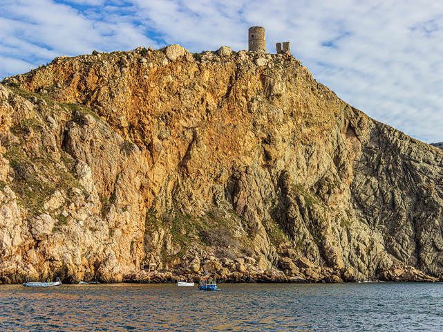 На входе с моря в Балаклавскую бухту.