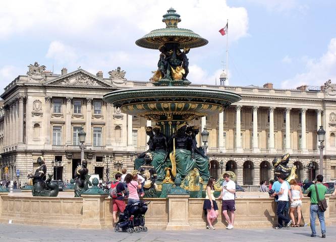 Фонтан Морей на площади Согласия в Париже.