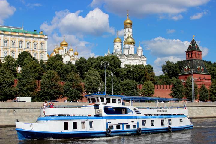 плывет кораблик