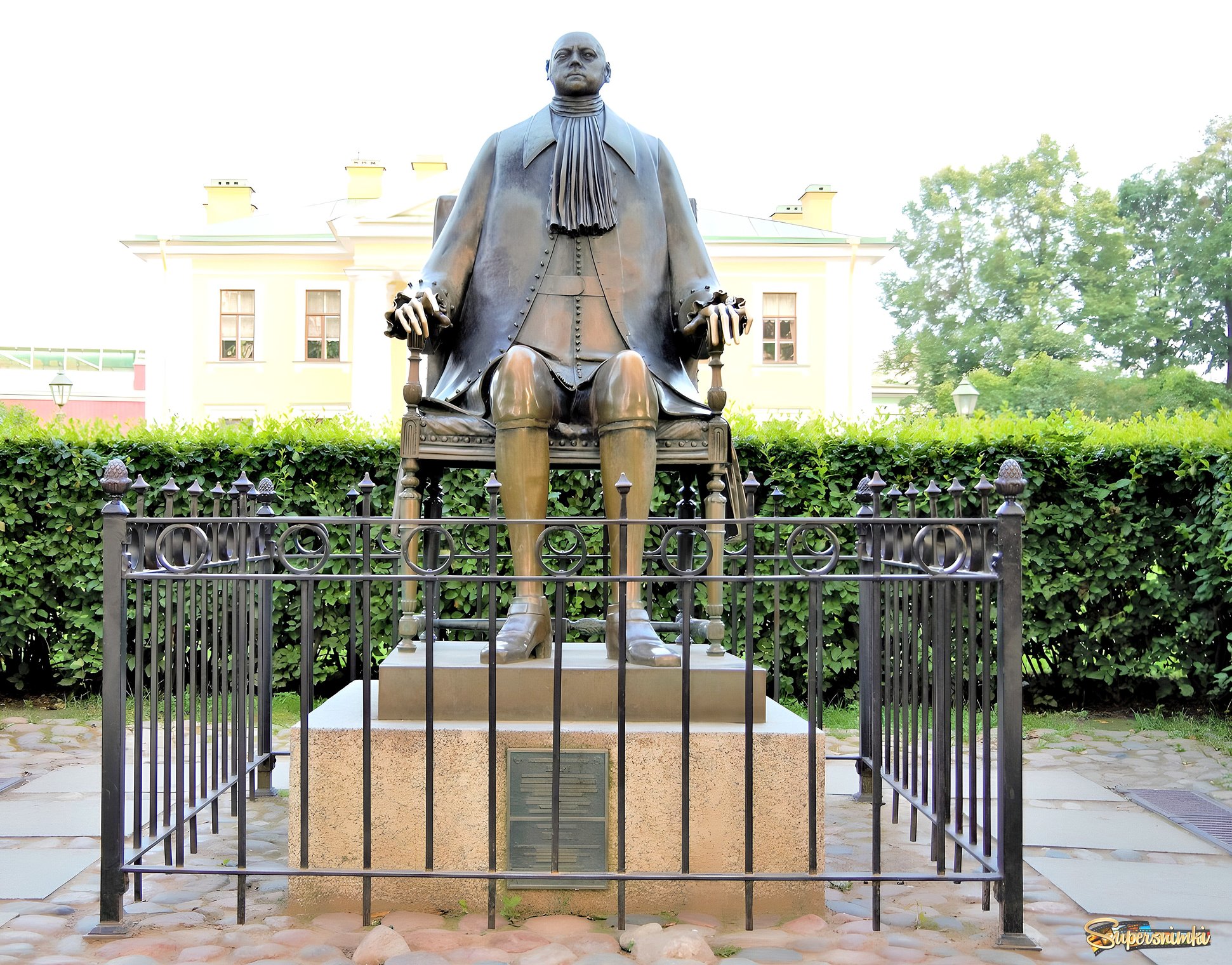 Памятник Петру I  в Петропавловской крепости в Санкт-Петербурге.
