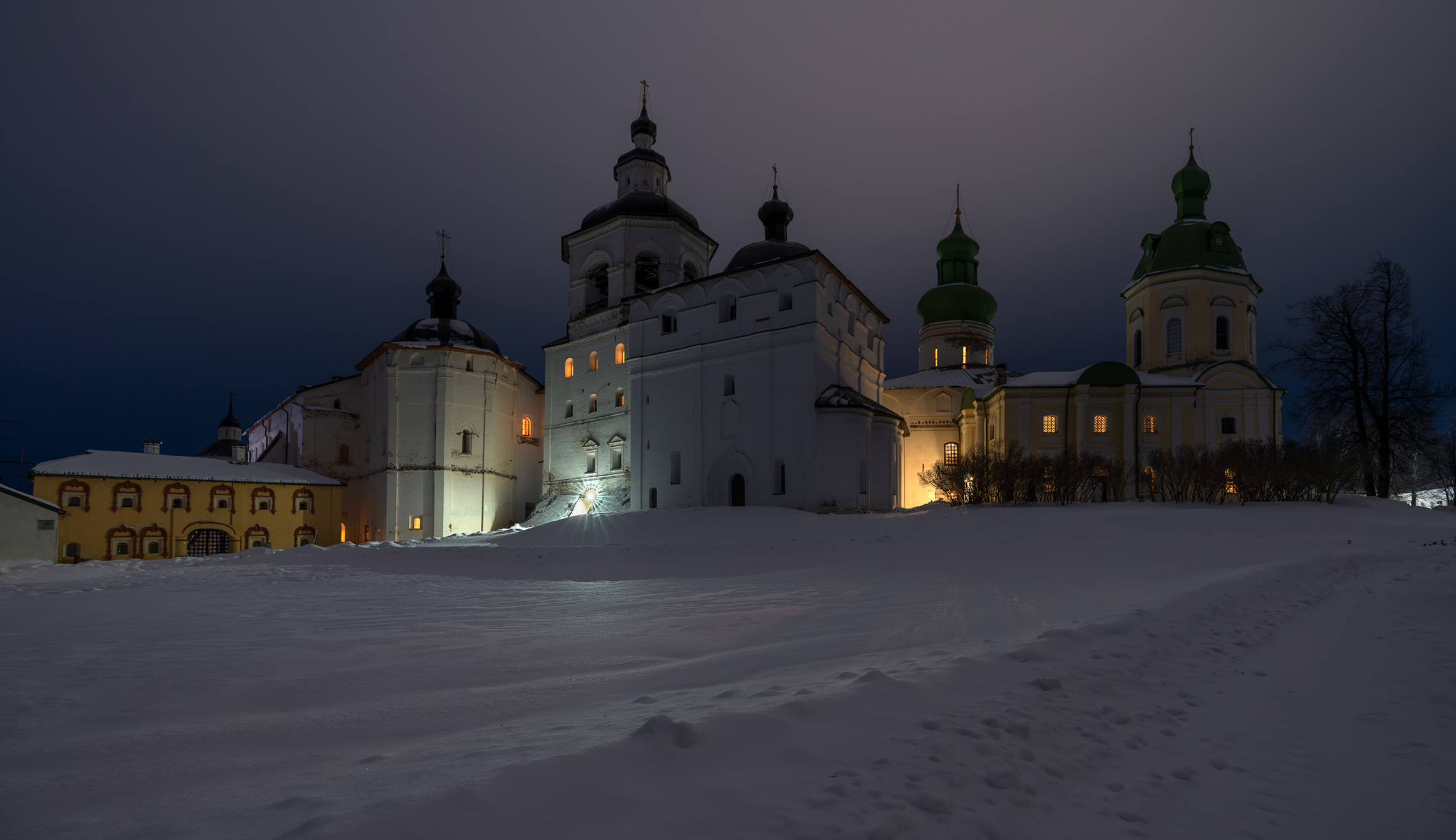 Зимний вечер в монастыре