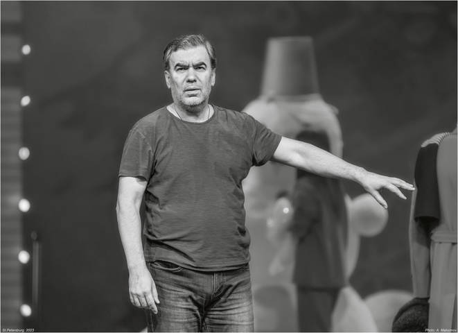 Режиссёр спектакля "Покровские ворота" Александр Кладько. Рабочий момент репетиции.