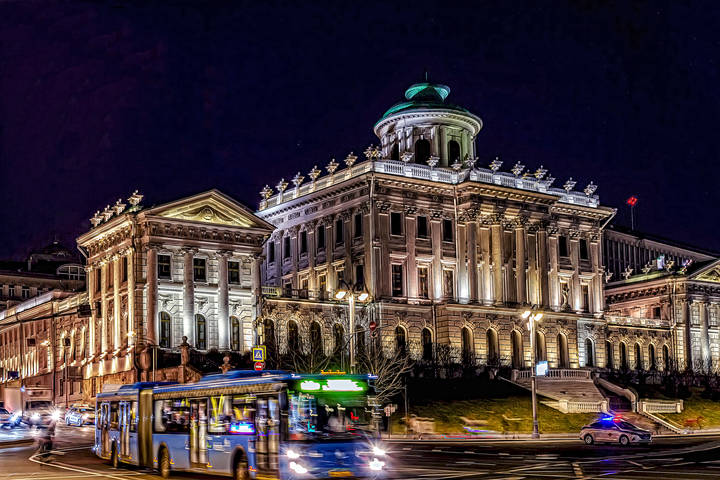На Боровицкой площади вечером.