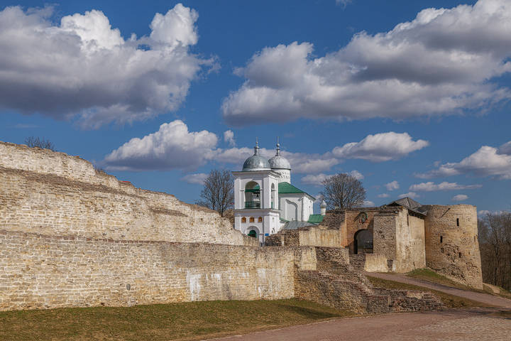 Апрель в Изборске....