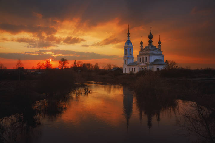 Весенний закат. Церковь Рождества Богородицы в Савинском