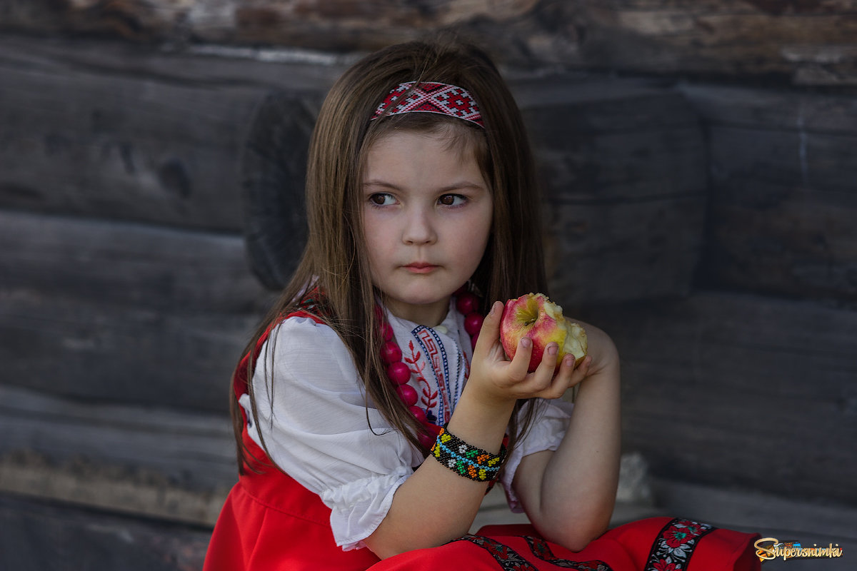 Портрет девочки с яблоком