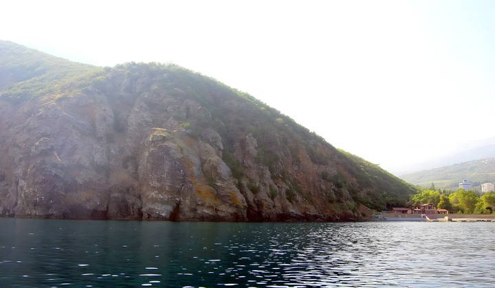 Медведь-гора (на языке крымских татар - Аю-Даг). 