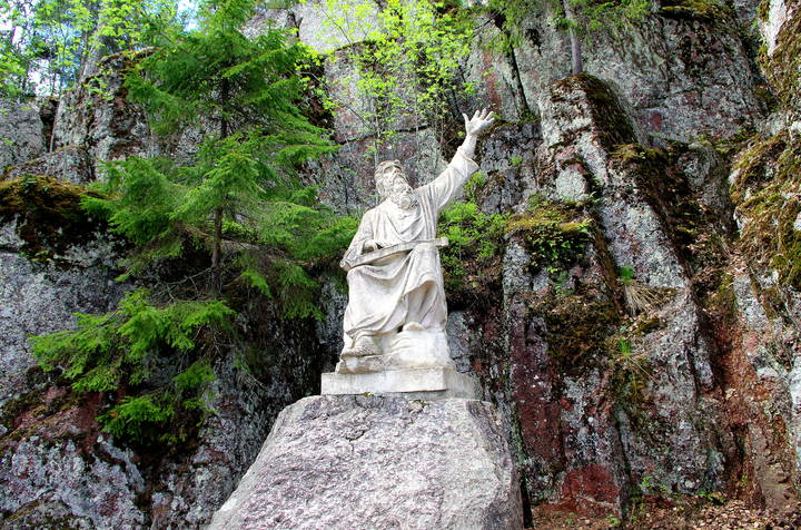 Скульптура «Вяйнямёйнен» в парке Монрепо.