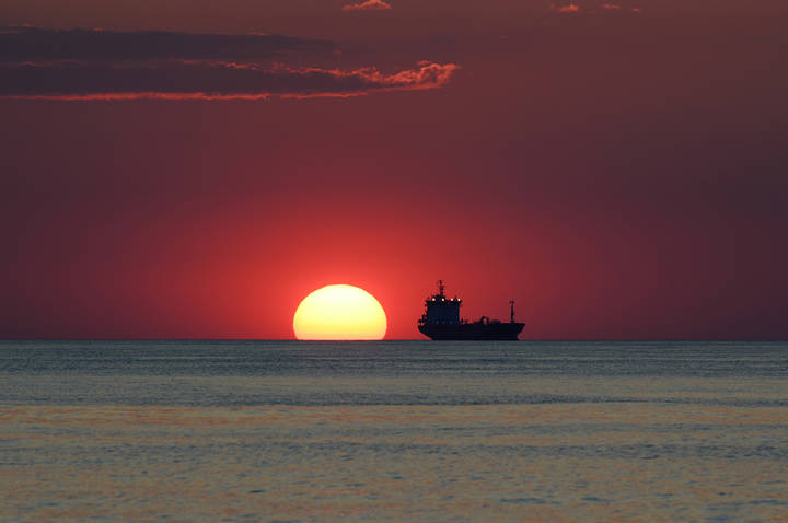 На чёрном море...