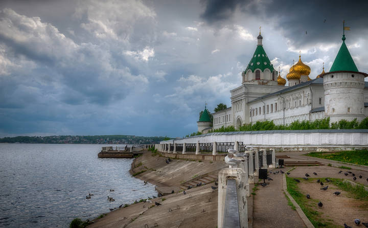 На набережной перед грозой