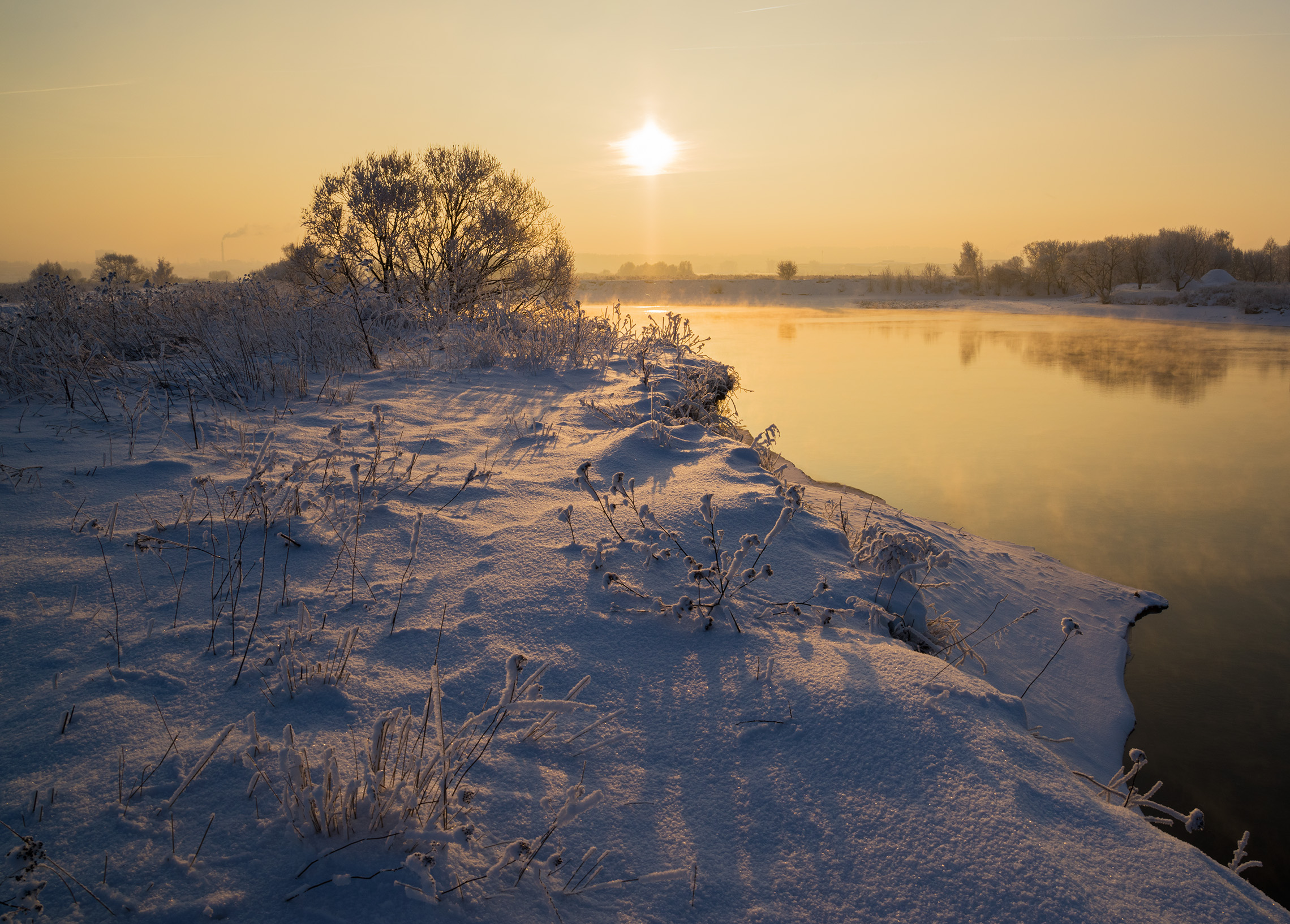 Зимний берег в лучах холодного солнца