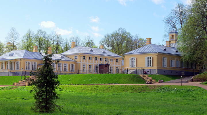 Парадный двор в Монрепо.