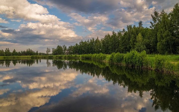 Облака над озером ..