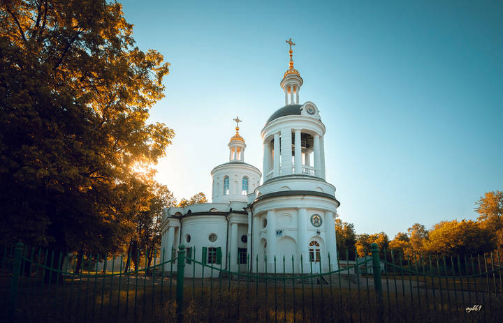 Утро в куполах сскользит...