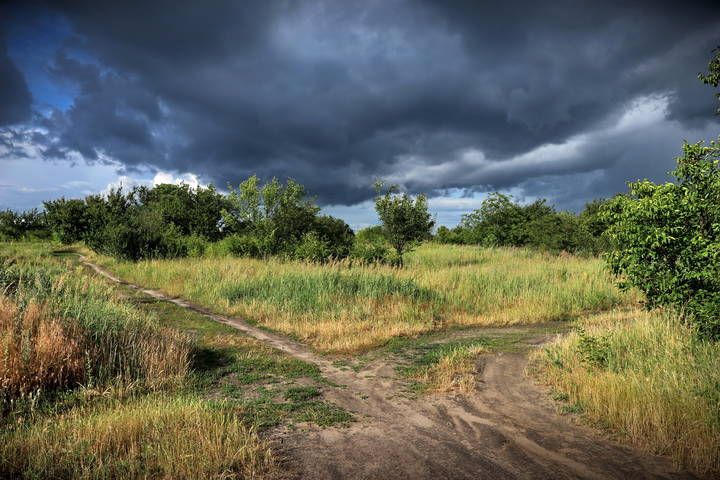  Перекрёсток, перед дождём.