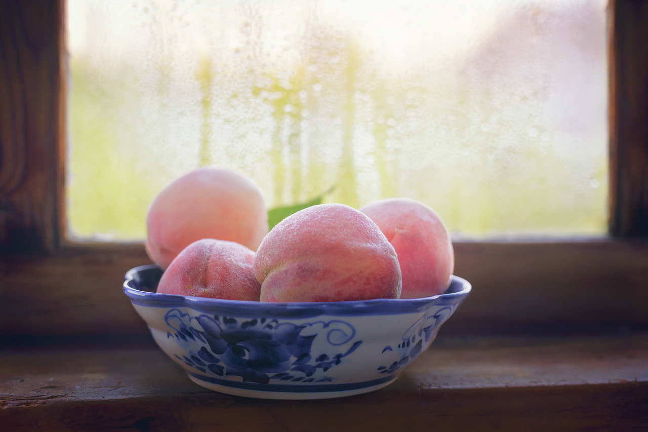 персики на окне