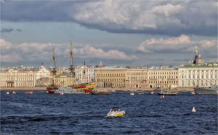 Кораблики на реке Неве. День ВМФ.