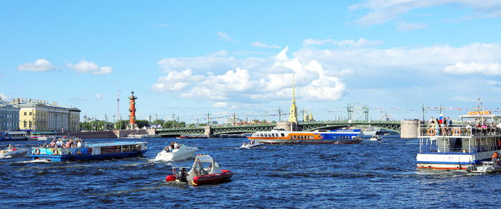 Нева накануне дня ВМФ в Санкт-Петербурге