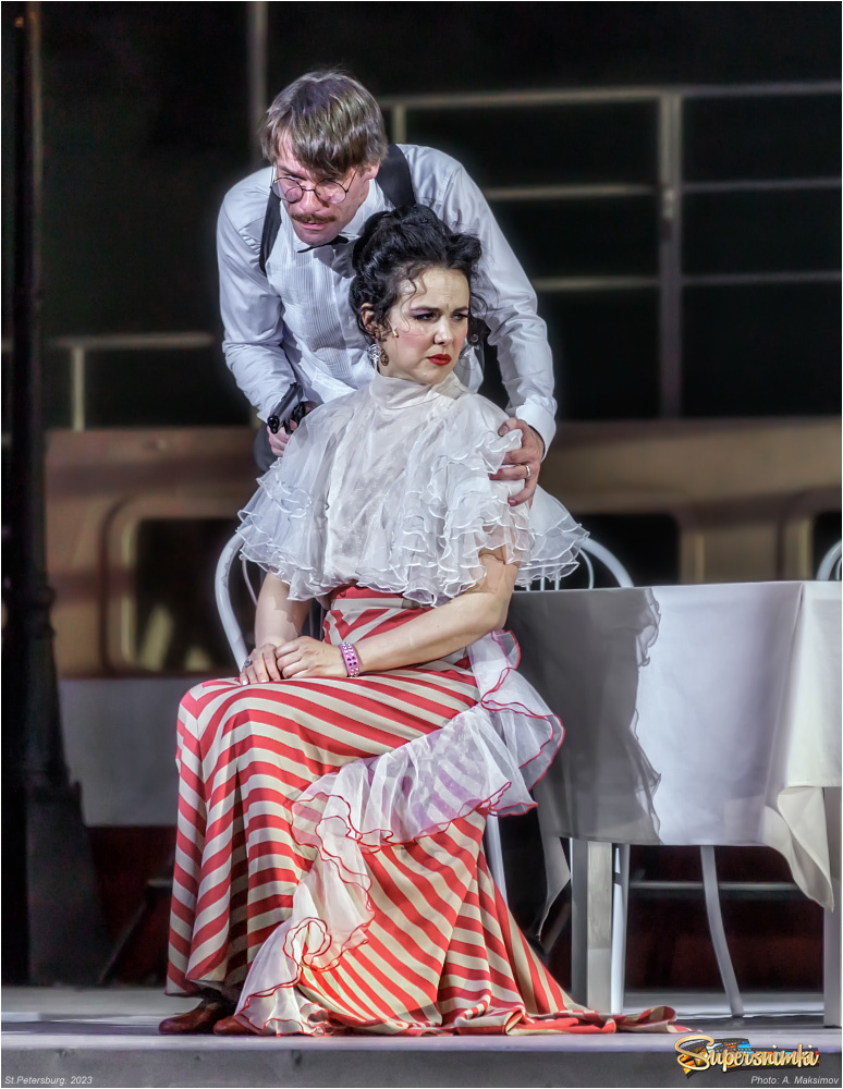 Актёры Егор Лесников и Ирина Муртазаева в спектакле "Жестокий роман".