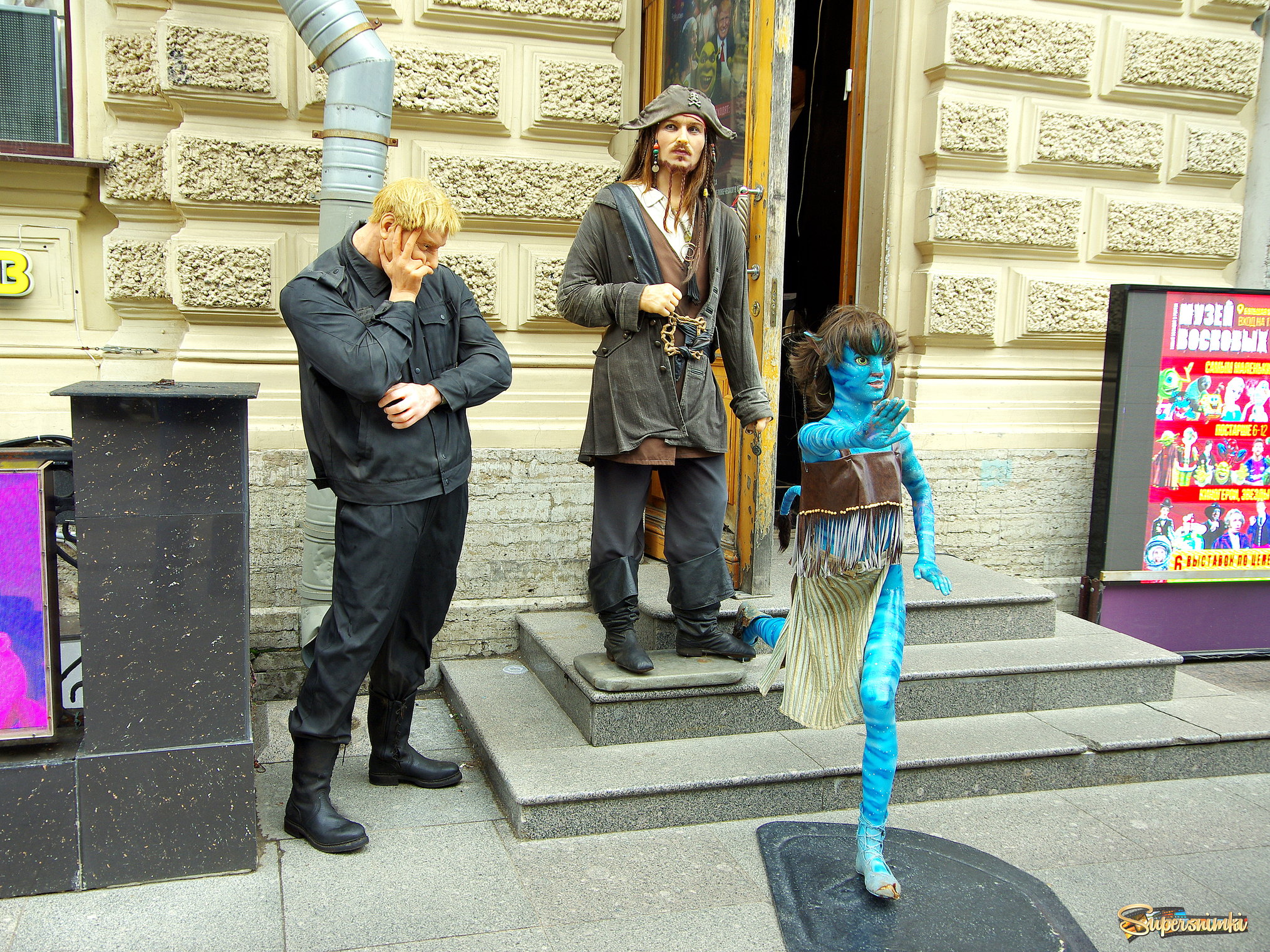 Экспозиция филиала Музея восковых фигур располагается перед выходом на Дворцовую площадь на Большой Морской дом 6, рядом с аркой Главного штаба.