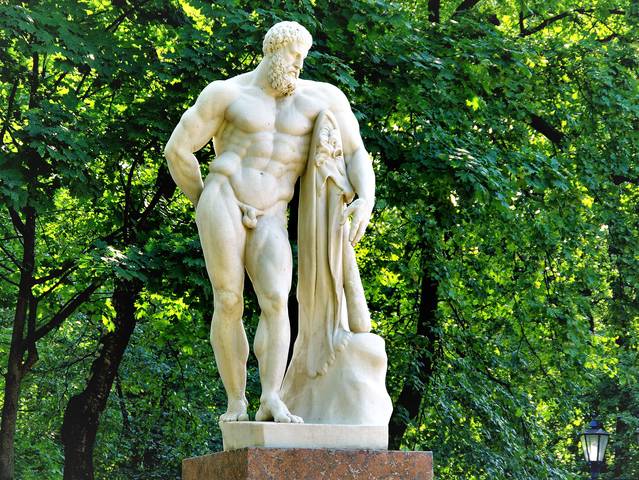 Скульптура геракла.