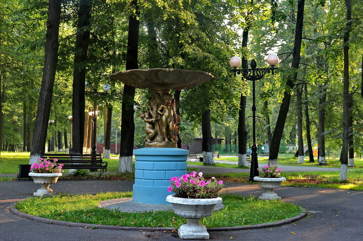 Шуя, городской парк. Скульптура "Сельская идиллия", начало 19 века.