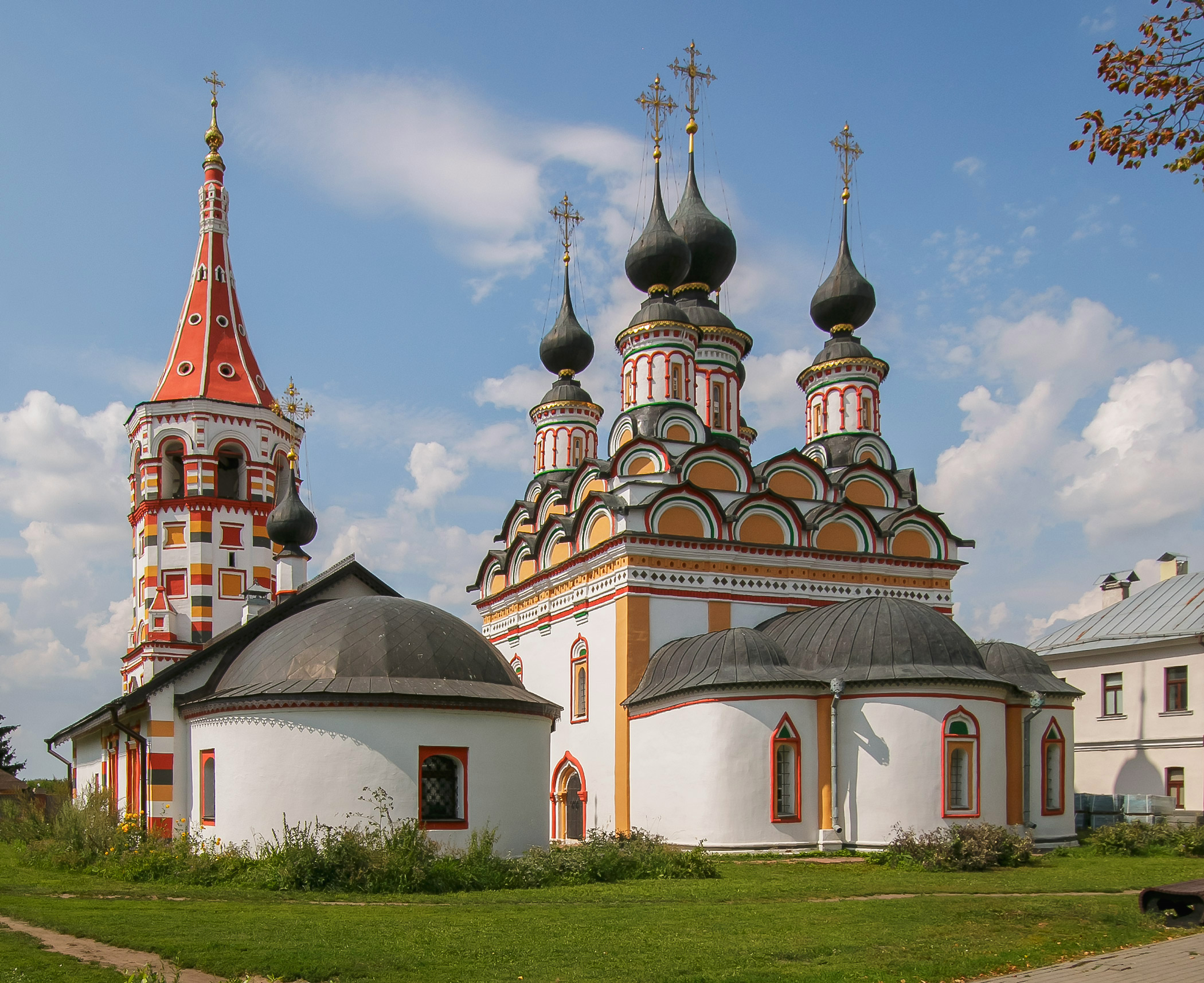 Антипьевская и Лазаревская церкви в Суздале.