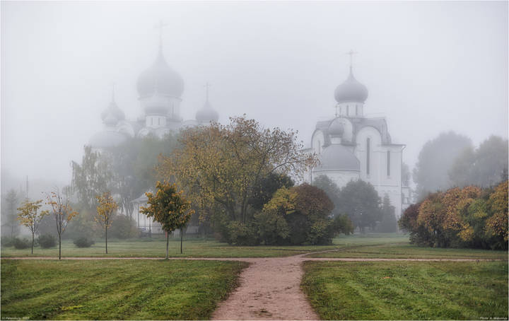 Туманное утро. Храмовый комплекс на Пискарёвском проспекте (храм Рождества Христова и храм Благовещения Пресвятой Богородицы).