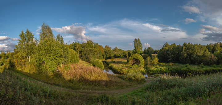 У реки