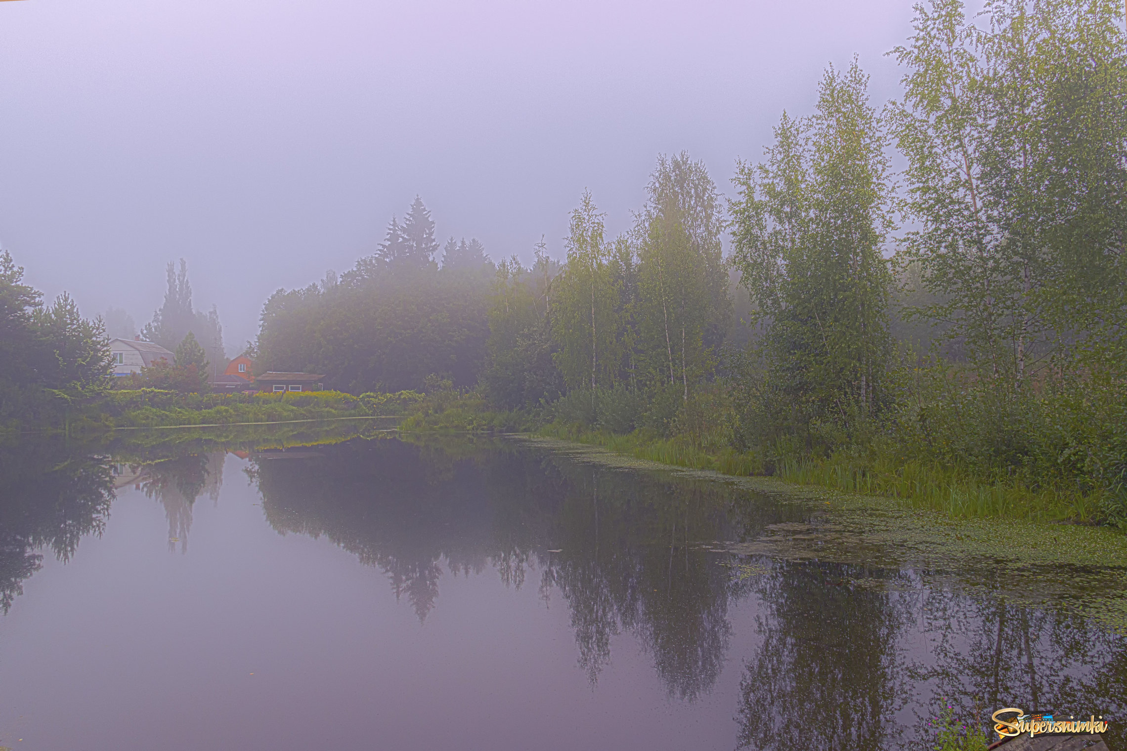 Лёгкий утренний туман на деревенском пруду...