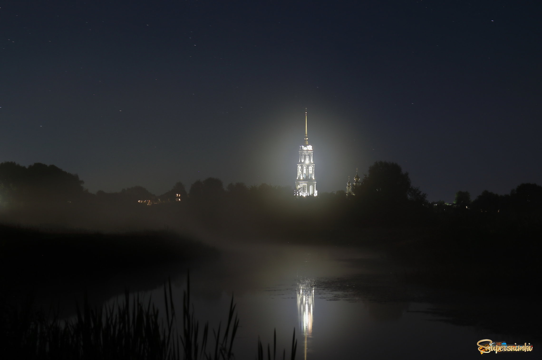  Колокольня Воскресенского собора в ночном тумане..