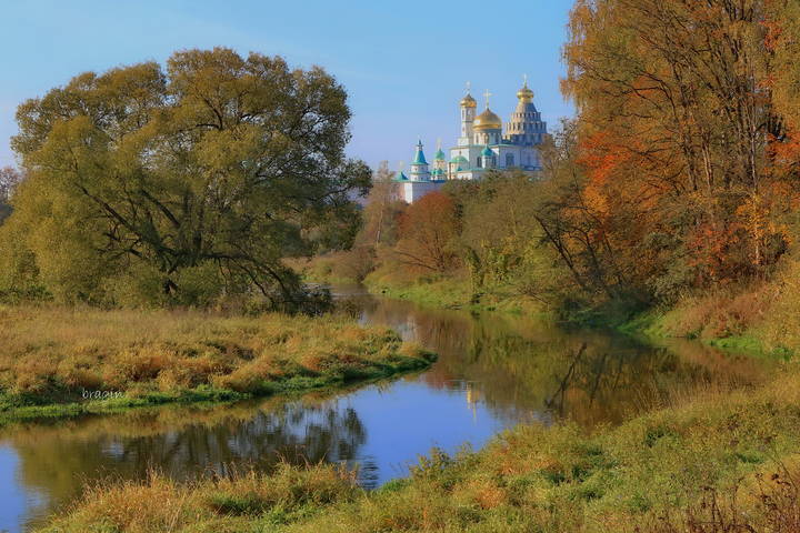 наступает осень