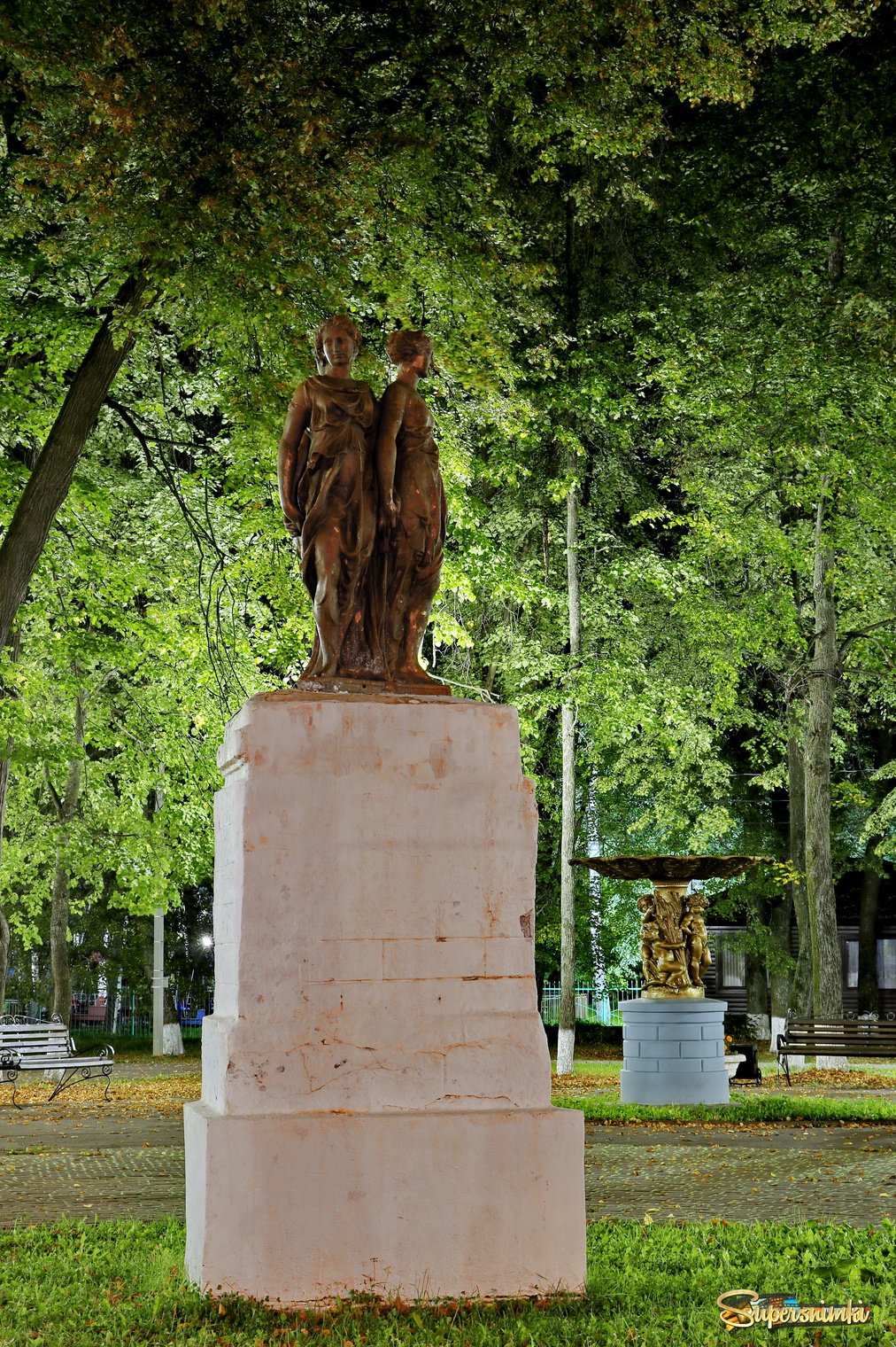 Шуя. Городской парк. Скульптура "Три грации", середина 19 века.