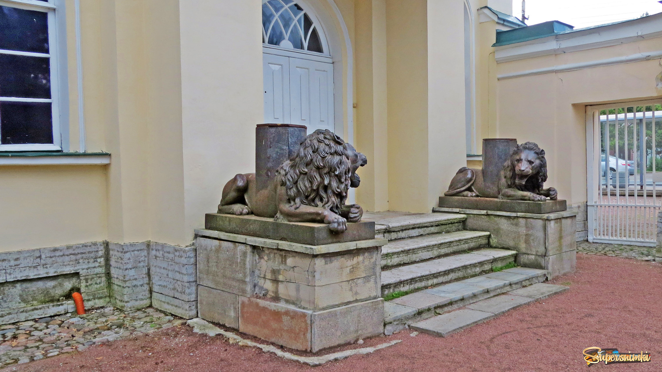 В парке Александрия. Караульный дом со львами