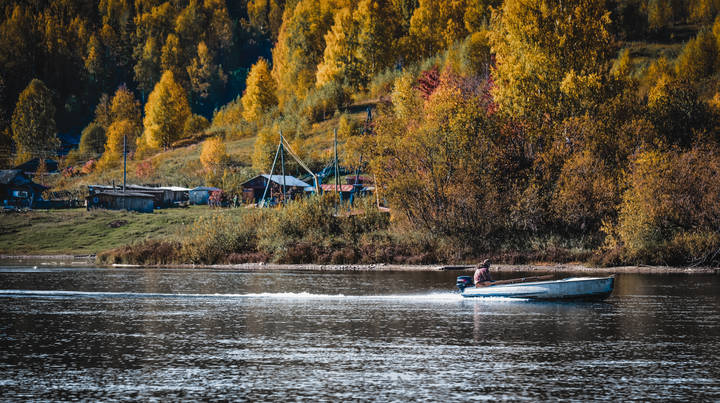 На реке. 