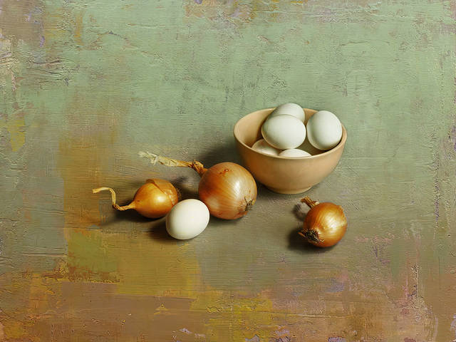 c луком и яйцами